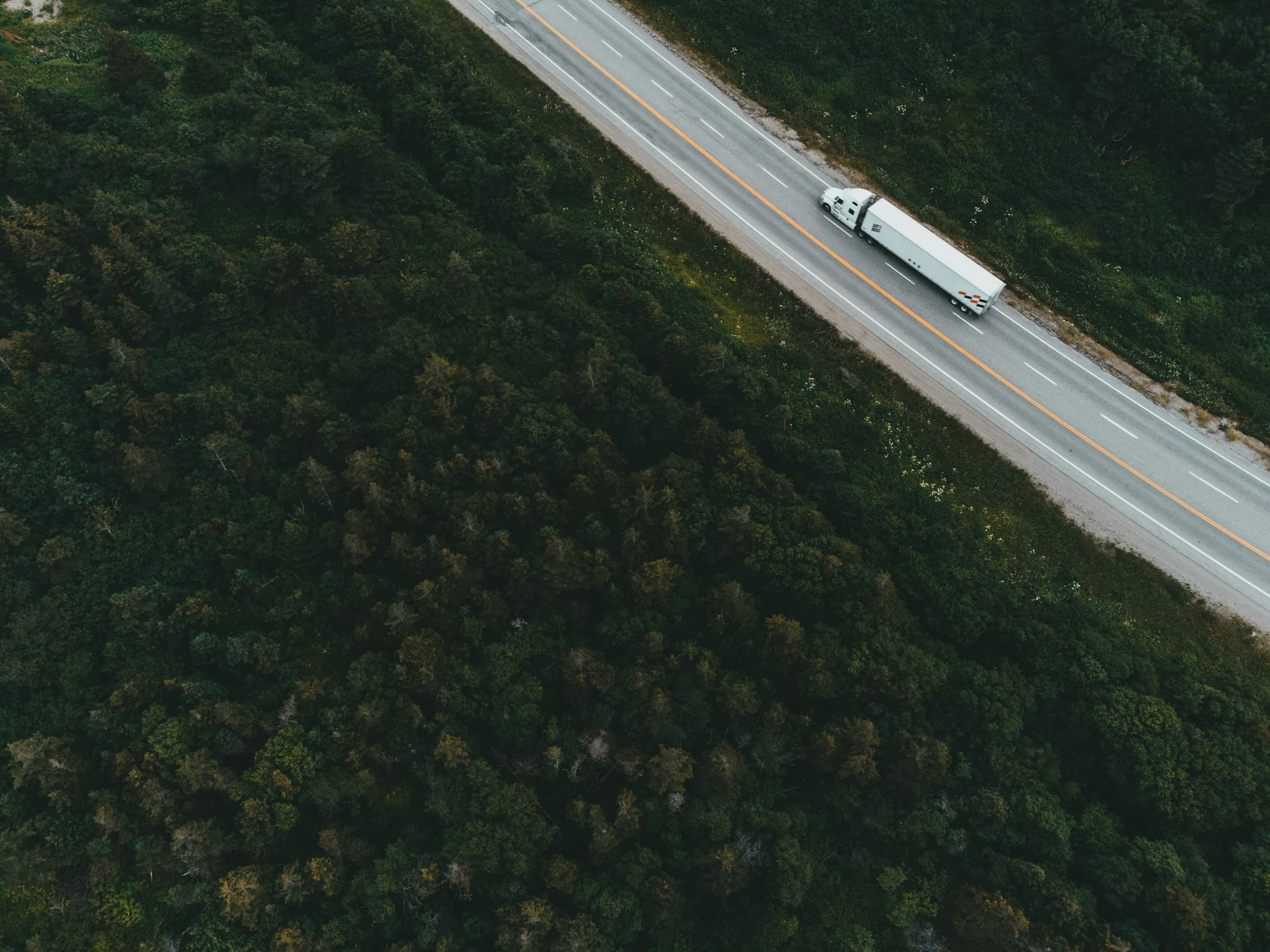 Caminhão em uma estrada, visto do alto